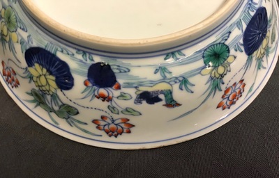 Une paire d'assiettes en porcelaine de Chine doucai, marque de Chenghua, 18&egrave;me