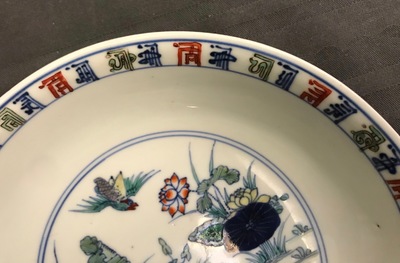 Une paire d'assiettes en porcelaine de Chine doucai, marque de Chenghua, 18&egrave;me