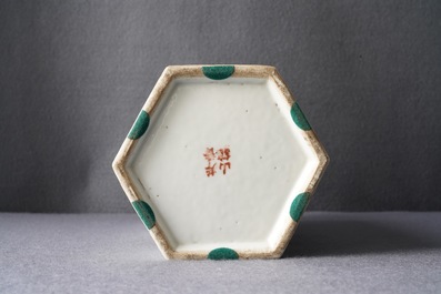 Een hexagonale opengewerkte Chinese qianjiang cai hoedensteun, gesign. Yu Huanwen, gedat. 1895