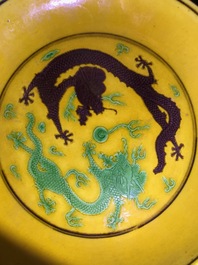 Une paire de coupes en porcelaine de Chine &agrave; d&eacute;cor de dragons sur fond jaune, marque et prob. &eacute;poque de Tongzhi