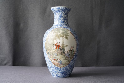 Un vase en porcelaine de Chine famille rose, marque de Qianlong, R&eacute;publique, 20&egrave;me