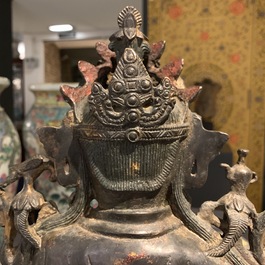 Un grand groupe en bronze figurant Guanyin sur un dragon, Chine, prob. Ming