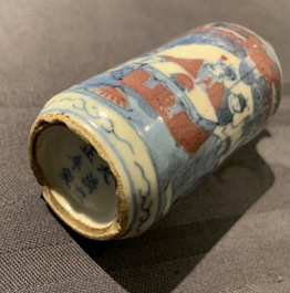 Trois tabati&egrave;res en porcelaine de Chine bleu, blanc et rouge, marques de Yongzheng, 19&egrave;me