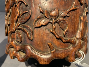 Un pot &agrave; pinceaux en bois sculpt&eacute; &agrave; d&eacute;cor de magnolias, prob. Qing