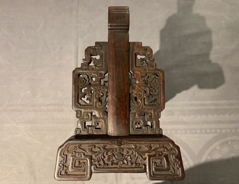 Un &eacute;cran de table en jade c&eacute;ladon p&acirc;le et bois sculpt&eacute;, Chine, 19/20&egrave;me