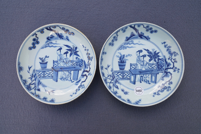 Een paar Chinese blauw-witte borden met de Cao zussen, Chenghua merk, Yongzheng