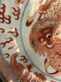 Une assiette en porcelaine de Chine bleu, blanc et rouge de fer, marque de Qianlong, 18/19&egrave;me