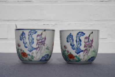 Een paar Chinese famille rose 'chicken' cups, Qianlong merk, late Qing of Republiek