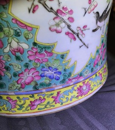 Une paire de tabourets ajour&eacute;s en porcelaine de Chine famille rose, 19&egrave;me