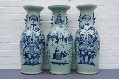 Trois vases en porcelaine de Chine bleu et blanc sur fond c&eacute;ladon, 19&egrave;me