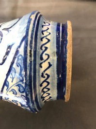 Een blauw-witte Antwerpse majolica albarello, 2e helft 16e eeuw