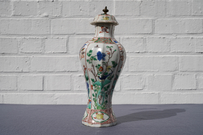 Un vase couvert en porcelaine de Chine famille verte, Kangxi