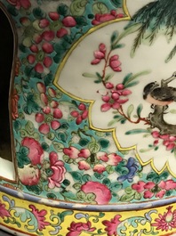 Une paire de tabourets ajour&eacute;s en porcelaine de Chine famille rose, 19&egrave;me