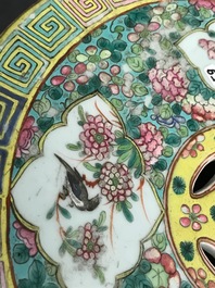 Une paire de tabourets ajour&eacute;s en porcelaine de Chine famille rose, 19&egrave;me