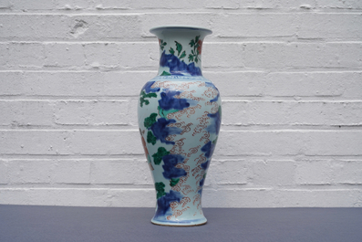 Un vase en porcelaine de Chine wucai &agrave; d&eacute;cor d'immortels, &eacute;poque Transition