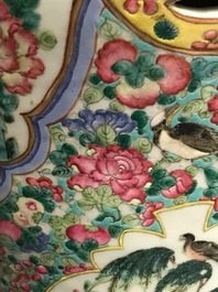 Une paire de tabourets ajour&eacute;s en porcelaine de Chine famille rose, 19&egrave;me