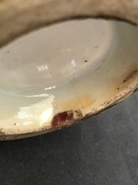 Un vase de forme bouteille en porcelaine de Chine langyao, 19&egrave;me