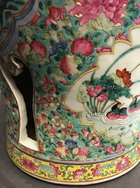 Une paire de tabourets ajour&eacute;s en porcelaine de Chine famille rose, 19&egrave;me