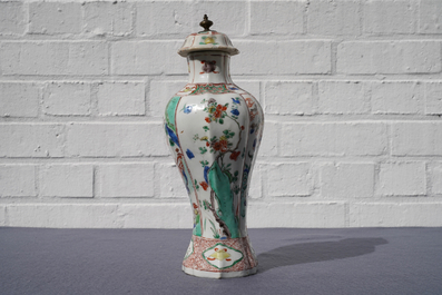 Un vase couvert en porcelaine de Chine famille verte, Kangxi