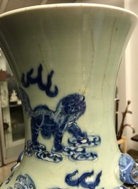 Deux vases en porcelaine de Chine famille rose et un en bleu et blanc sur fond c&eacute;ladon, 19/20&egrave;me