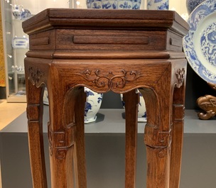 A Chinese wooden stand with marble top, 19/20th C.