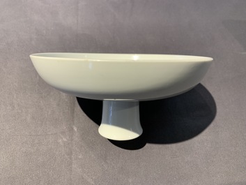 Een keizerlijke Chinese monochroom witte stem cup, Qianlong merk en periode