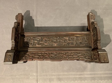 Un &eacute;cran de table en jade c&eacute;ladon p&acirc;le et bois sculpt&eacute;, Chine, 19/20&egrave;me