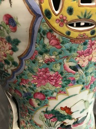 Une paire de tabourets ajour&eacute;s en porcelaine de Chine famille rose, 19&egrave;me