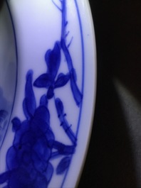 Une assiette en porcelaine de Chine bleu et blanc de type 'Master of the rocks', Kangxi