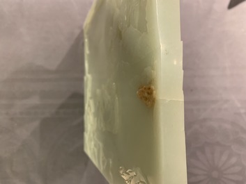 Een Chinees tafelscherm in lichte celadon jade en hardhout, 19/20e eeuw