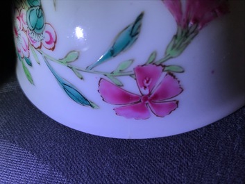 Une tasse et soucoupe en porcelaine de Chine famille rose &agrave; d&eacute;cor floral, Yongzheng