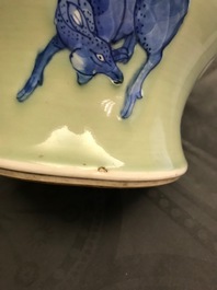 Een Chinese celadon vaas met blauw-wit en onderglazuur rood decor, Kangxi