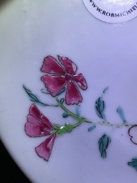 Une tasse et soucoupe en porcelaine de Chine famille rose &agrave; d&eacute;cor floral, Yongzheng