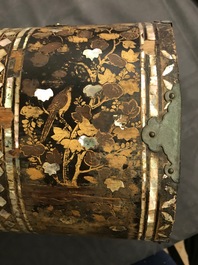 Een Japanse gelakte en vergulde 'Namban' koffer met parelmoer inlegwerk voor de Portugese markt, Edo, 17e eeuw
