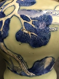 Un vase en porcelaine de Chine &agrave; fond c&eacute;ladon d&eacute;cor&eacute; en bleu, blanc et rouge, Kangxi