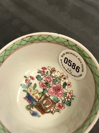 Une paire de tasses et soucoupes en porcelaine de Chine famille rose, Yongzheng