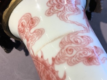 Un vase en porcelaine de Chine &agrave; d&eacute;cor en rouge de cuivre mont&eacute; en bronze dor&eacute;, 18/19&egrave;me