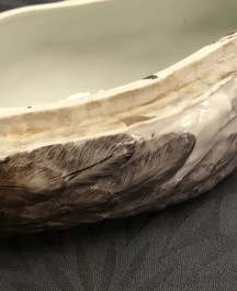 Une terrine couverte en forme de canard en porcelaine de Meissen, Allemagne, 18&egrave;me