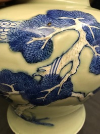 Un vase en porcelaine de Chine &agrave; fond c&eacute;ladon d&eacute;cor&eacute; en bleu, blanc et rouge, Kangxi