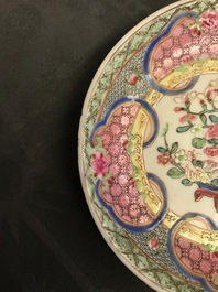 Une paire de tasses et soucoupes en porcelaine de Chine famille rose, Yongzheng