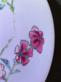 Une tasse et soucoupe en porcelaine de Chine famille rose &agrave; d&eacute;cor floral, Yongzheng