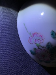 Une tasse et soucoupe en porcelaine de Chine famille rose &agrave; d&eacute;cor floral, Yongzheng