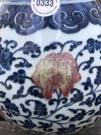 Un vase yuhuchunping en porcelaine de Chine bleu, blanc et rouge de cuivre, Qianlong