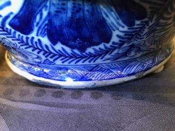 Une paire de grands vases couverts en fa&iuml;ence de Delft bleu et blanc, 18&egrave;me