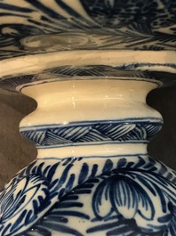 Une paire de grands vases couverts en fa&iuml;ence de Delft bleu et blanc, 18&egrave;me