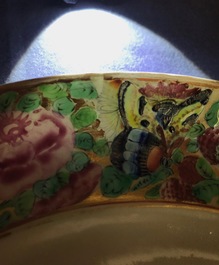 Een 16-delig Chinees Canton famille rose servies, 19e eeuw