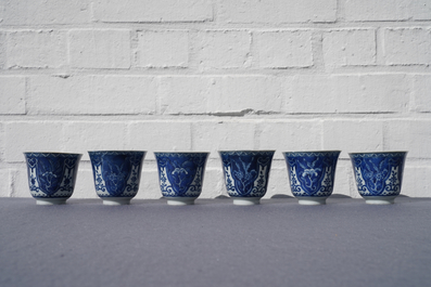 Douze tasses et soucoupes en porcelaine de Chine bleu et blanc, 19&egrave;me