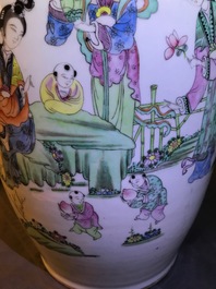 Trois vases en porcelaine de Chine famille rose, 19/20&egrave;me