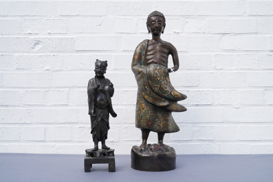Twee grote Chinese en Japanse bronzen figuren van een onsterfelijke en een Arhat, 18/19e eeuw