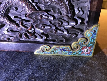 Een Chinees rechthoekig zitan houten kist met cloisonn&eacute; monturen en vergulde bronzen handgrepen, Qing